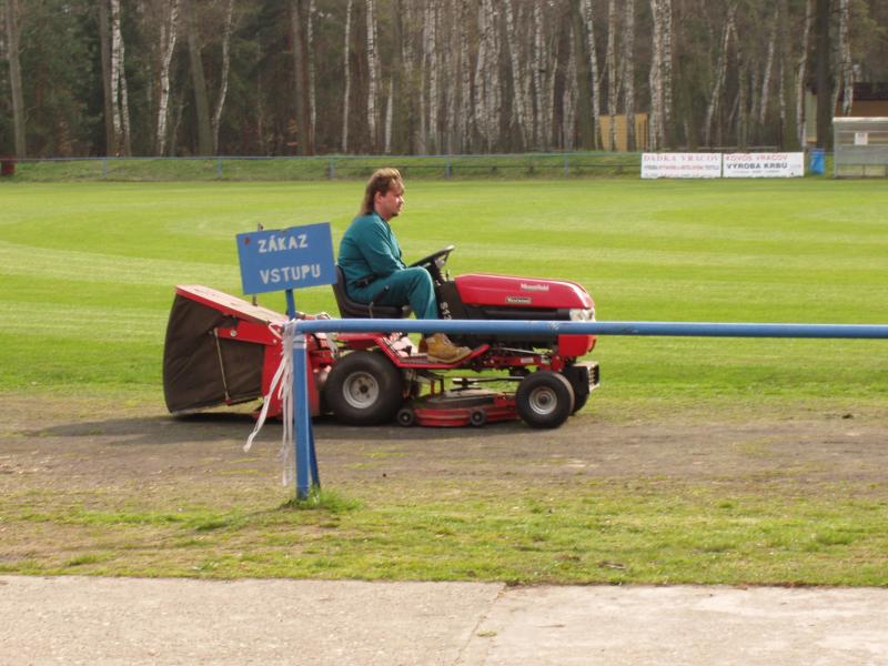 Hospodář Grufík při sečení květen 2007